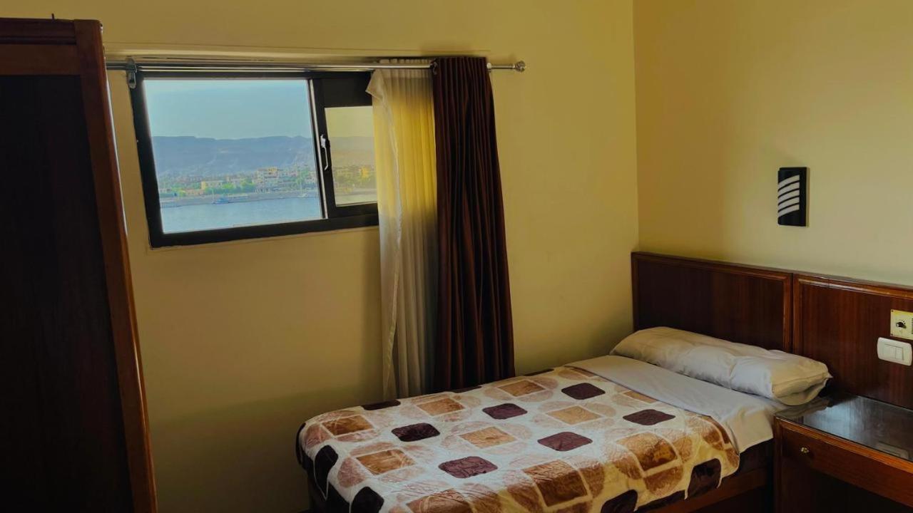 Merry Land Hotel & Roof Top Nile Restaurant Луксор Экстерьер фото